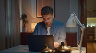 Gece vardiyası çalışanı, akşam üstü bilgisayarı açar. Ciddi adam masadaki not defterine bilgisayar ekranı notları bakıyor. Öğrenci çocuk karanlık modern evde tek başına yeni bir dil öğreniyor.