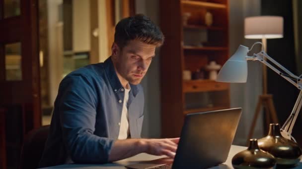 Alvorlig Revisor Sms Laptop Natten Hjem Closeup Fokuseret Mand Beregner – Stock-video