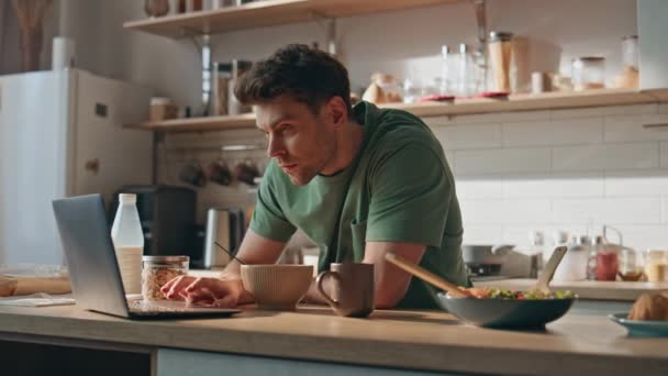 Домашний Бизнесмен Смотрит Ноутбук Утренней Кухне Крупным Планом Сосредоточенный Мужчина — стоковое видео