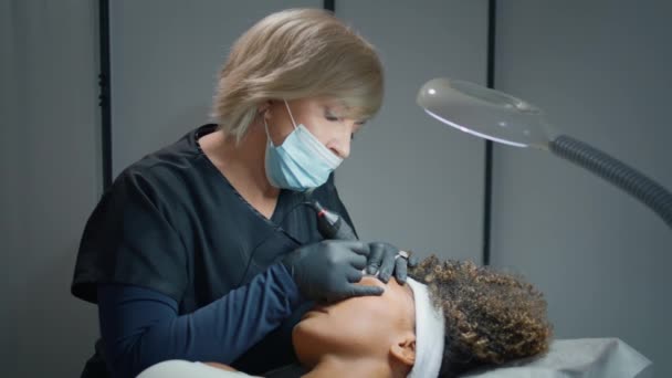 Tato Cosmetician Alis Permanen Studio Kecantikan Wanita Memegang Mesin Untuk — Stok Video