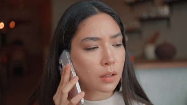 Retrato Mujer Preocupada Llamando Smartphone Acogedora Cafetería Mujer Negocios Asiática — Vídeos de Stock