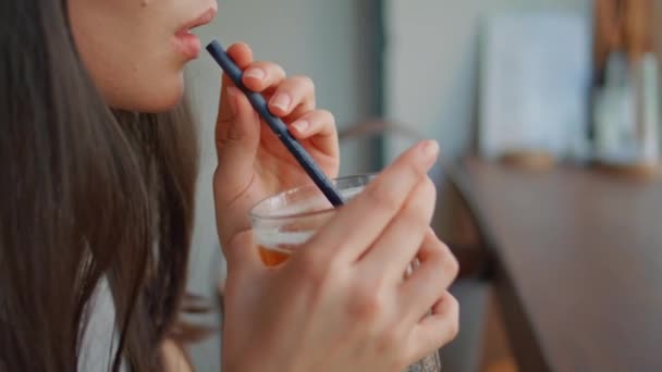Fille Méconnaissable Boire Cocktail Paille Dans Bar Urbain Moderne Près — Video