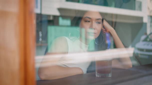 Скучная Женщина Сидящая Кафе Смотрящая Окно Городской Улице Привлекательная Китаянка — стоковое видео