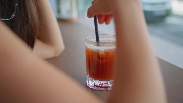 Mujer Mano Revolviendo Cóctel Con Paja Restaurante Moderno Cerca Chica — Vídeos de Stock