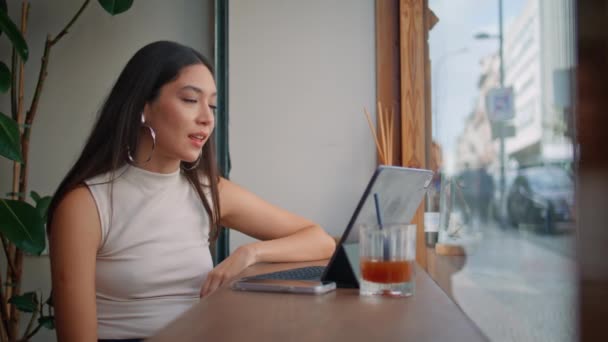 Schöne Studentin Studiert Online Mit Laptop Der Modernen Cafeteria Aus — Stockvideo