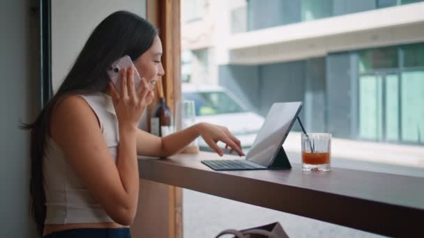 Chinese Girl Making Call Choosing Purchases Laptop Screen City Coffeeshop — Stock Video