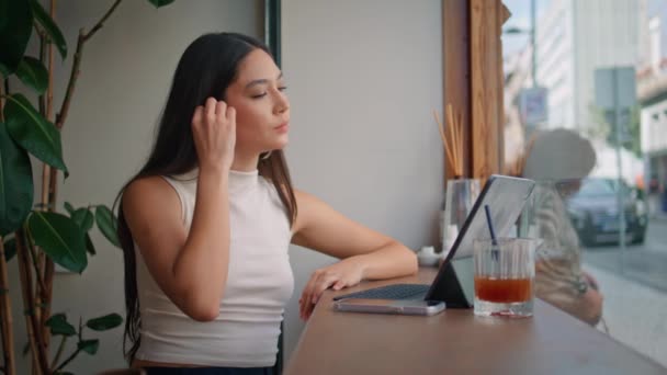 Menina Amigável Usando Fones Ouvido Para Reunião Remota Janela Café — Vídeo de Stock