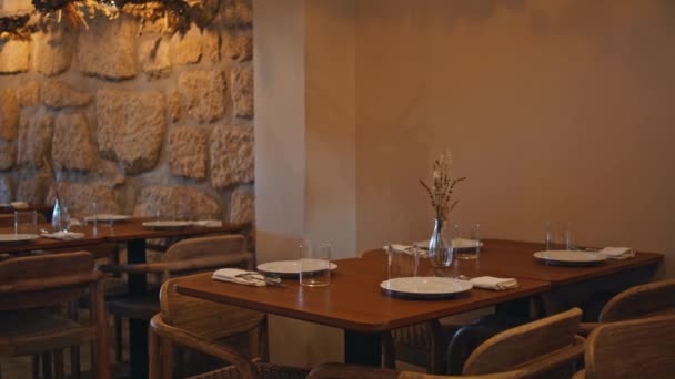 Przytulne Serwowane Stoły Restauracyjne Pod Ciepłym Światłem Oryginalne Lampy Piękne — Wideo stockowe