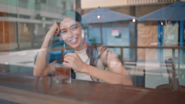 Lachende Student Zit Cafetaria Met Glas Koud Sap Uitzicht Door — Stockvideo