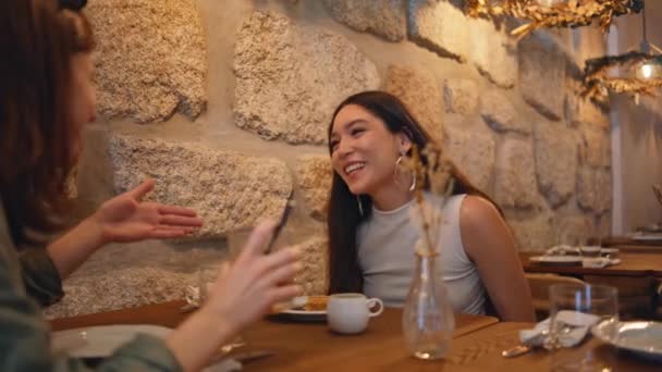 Estudiantes Alegres Riendo Cafetería Contando Historias Divertidas Uno Otro Cerca — Vídeo de stock