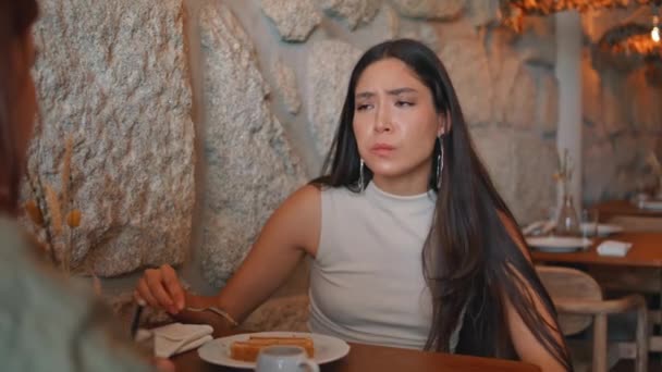 Азіатська Дівчина Слухає Подругу Обідаючи Разом Сучасному Кафе Крупним Планом — стокове відео