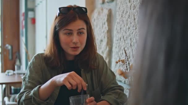 Femmes Insouciantes Communiquant Pause Déjeuner Dans Café Confortable Gros Plan — Video