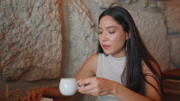 Zwei Mädchen Treffen Sich Restaurant Freundlichen Gesprächen Aus Nächster Nähe — Stockvideo
