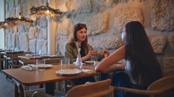 Jovens Besties Falando Café Zoom Interior Moderno Mulher Atraente Contando — Vídeo de Stock