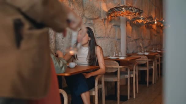 两个学生周末晚上在咖啡店聊天 在舒适的现代自助餐厅里 一对美女在午休时间聊天 让亚洲女孩在无忧无虑的聚会上与女性朋友分享新闻 — 图库视频影像