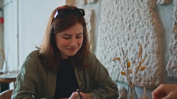 Двое Студентов Сплетничают Кафе Дружеской Встрече Крупным Планом Улыбающаяся Молодая — стоковое видео