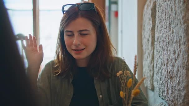 Freundliche Mädchen Sprechen Restaurant Wochenende Treffen Aus Nächster Nähe Eine — Stockvideo