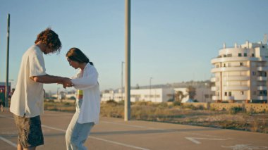 Kaygısız patenciler, şehir akşamında uzun kaykaylara binerek el ele tutuşuyorlar. Gençler asfalt yolda kaykay sürmekten zevk alıyorlar. Aktif milenyumlar hafta sonunu şehir merkezinde birlikte geçiriyorlar.