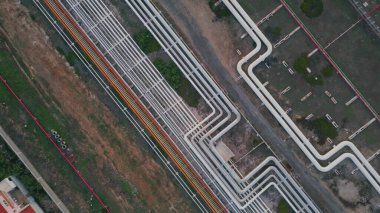 Üst düzey endüstriyel boru hattı yere petrol taşıyor. Petrokimyasal boruların rafineri deposuna dizel ham fosil yakıtı taşıyan insansız hava aracı çekimi. Uluslararası ticaret ithalat konsepti