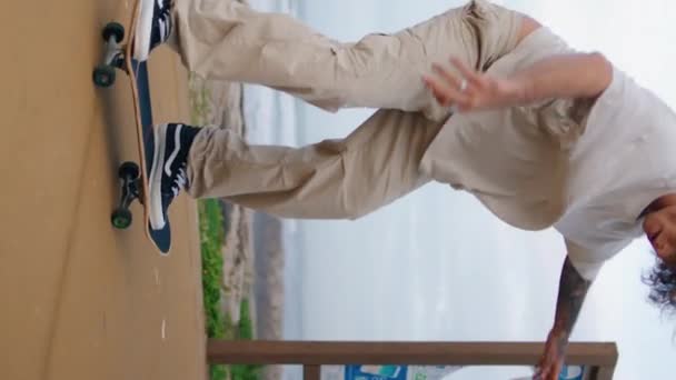 Aktive Skater Beine Fahren Senkrecht Auf Dem Meeresdamm Unbekannter Junger — Stockvideo