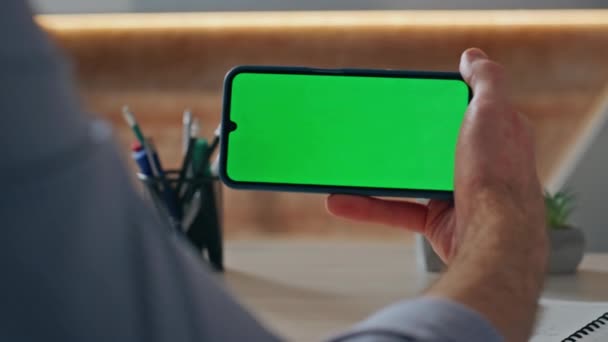 Arbeiter Finger Berühren Attrappe Bildschirm Mobilen Test Videospiel Kreativen Arbeitsplatz — Stockvideo