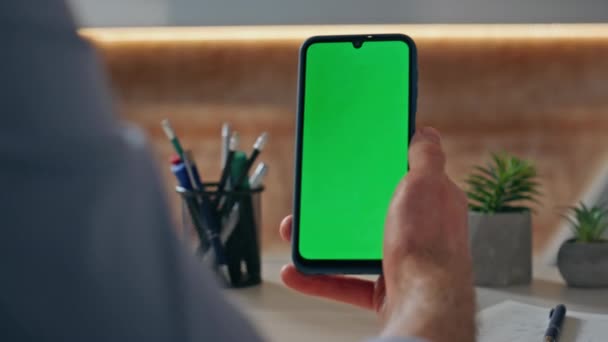 Homem Irreconhecível Assistindo Smartphone Greenscreen Local Trabalho Moderno Close Mãos — Vídeo de Stock