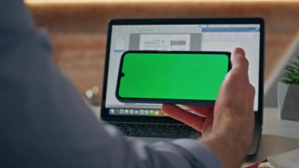 Startuper Finger Berührt Smartphone Attrappe Laptop Tisch Nahaufnahme Unbekannter Freiberufler — Stockvideo