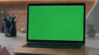 Tanımlanamayan yönetici, ev ofisinde uzaktan çalışan bir laptop kullanıyor. Kadın elleri klavye tarama uygulamasına basıyor. Serbest çalışan bir kız işyerindeki krom anahtar bilgisayara dokunuyor..