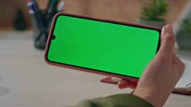 Mulher Tocando Telefone Celular Tela Verde Posição Horizontal Local Trabalhoclose — Vídeo de Stock