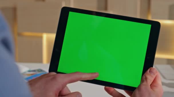 Επιχειρηματίας Χρησιμοποιώντας Mockup Tablet Για Online Εργασία Στο Γραφείο Στο — Αρχείο Βίντεο