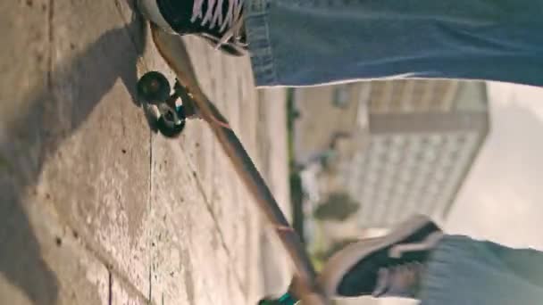 Неузнаваемые Скейтбордисты Прыгают Длинном Солнечном Дне Вертикально Близко Активный Парень — стоковое видео