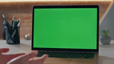Modern ofiste yeşil ekran laptopundan özel ders toplantısı. Bilinmeyen bir kadın yönetici bilgisayar kamerasına el kol hareketi yapıyor. Kız Serbest Çalışan 'ın iş videosu Chroma Key Gadget' tan..