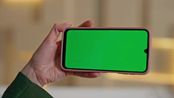 Unbekanntes Mädchen Sucht Greenscreen Handy Firmenbüro Aus Nächster Nähe Weibliche — Stockvideo