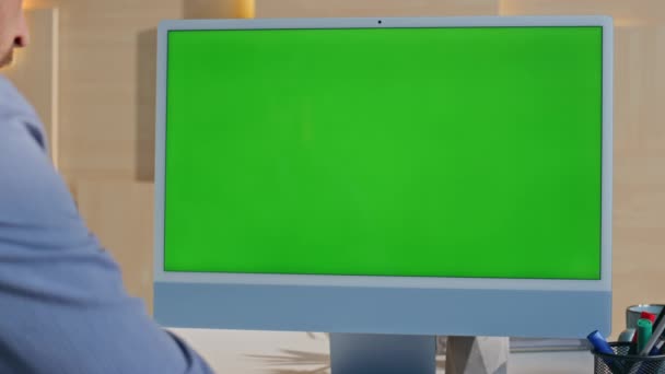 Zakenman Zoek Greenscreen Computer Werkt Kantoor Bureau Close Onherkenbare Man — Stockvideo