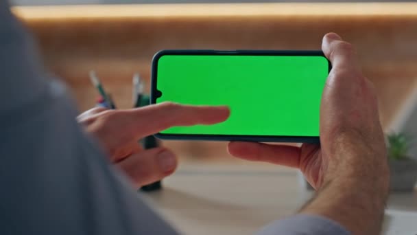 Δημιουργός Δάχτυλο Πατώντας Mockup Smartphone Στο Τραπέζι Closeup Άγνωστος Διαχειριστής — Αρχείο Βίντεο