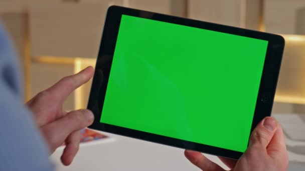 Ceo Χέρι Αγγίζοντας Chroma Κλειδί Tablet Έλεγχο Έργο Εργασίας Στο — Αρχείο Βίντεο