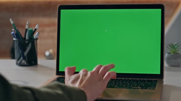 无法辨认的女商人在公司写字台上用彩色按键的笔记本电脑进行了关门 女人用手按下绿色屏幕电脑的按钮 未知的女经理用模拟Pc小工具写电子邮件 — 图库视频影像