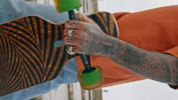 Desconocido Patinador Hombre Tatuado Caminando Con Longboard Calle Vertical Joven — Vídeos de Stock