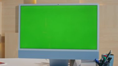 Çağdaş ofis masasının üzerinde duran Chroma anahtar masaüstü bilgisayarı kapat. Modern yeşil ekran aygıtı boş şirket işyerine yerleştirilmiş. Masadaki krom anahtar monitörünü açtım. Teknolojik çalışma alanı