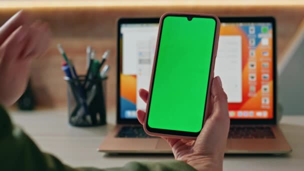 Mulher Mãos Navegando Aplicação Smartphone Greenscreen Mesa Trabalho Com Laptop — Vídeo de Stock