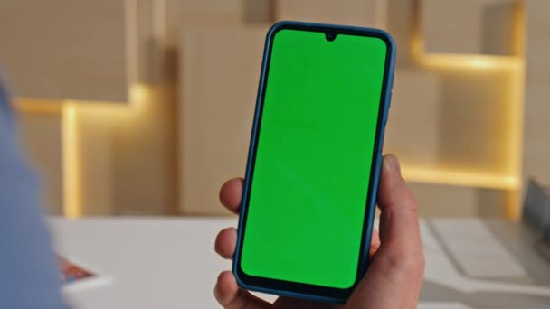 Empresário Olhando Greenscreen Smartphone Ter Chamada Vídeo Local Trabalho Close — Vídeo de Stock