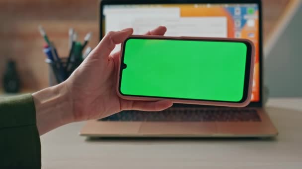 Empleado Irreconocible Viendo Video Educativo Teléfonos Inteligentes Pantalla Verde Sentado — Vídeo de stock