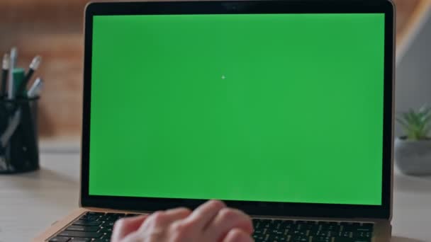 学生们在办公室桌上的绿屏笔记本电脑上上网 无法辨认的女商人在彩色密钥计算机上检查电子邮件 职场女性手在键盘模拟装置上打字 — 图库视频影像