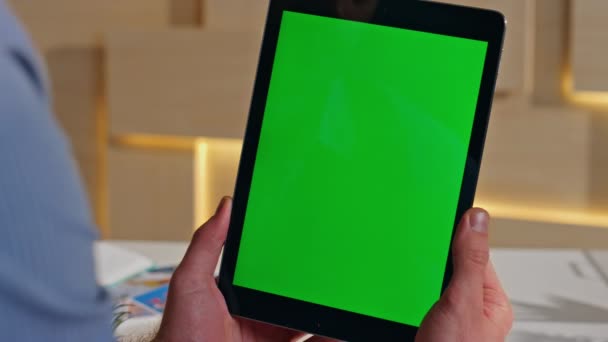 Affärsman Händer Håller Greenscreen Tablett Arbetsplatsen Nära Håll Okänd Kontorschef — Stockvideo