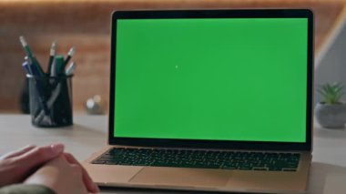 Şirket işyerinde çalışan, yeşil ekran bilgisayarı görünümlü tanınmayan girişimci. Bilinmeyen iş kadını ofiste kroma anahtar bilgisayarda eğitim kursunu izliyor. Kadın model aygıtı kullan