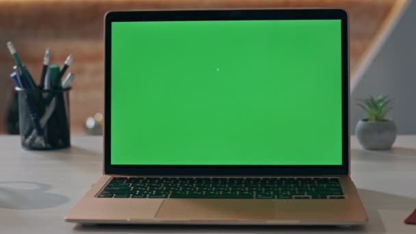公司工作场所特写镜头上空白的彩色关键笔记本电脑显示 现代写字台上的绿色屏幕电脑显示器 模板模型笔记本电脑放在桌子上 工作流程技术概念 — 图库视频影像