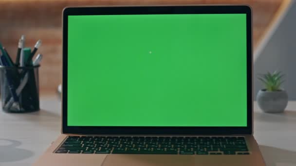 Moderne Groene Scherm Laptop Geplaatst Lege Kantoortafel Close Ingeschakeld Mockup — Stockvideo