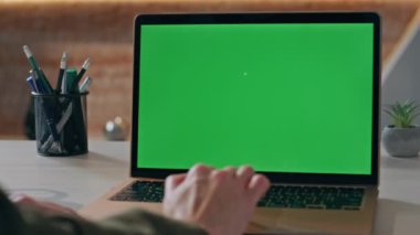 Öğretmen elleri çalışma masasında dizüstü bilgisayarı daktilo ediyor. Tanımlanamayan ofis çalışanı yeşil ekranlı internette bilgi arıyor. Masada Chroma Key Pc bilgisayarı üzerinde çalışan bilinmeyen yönetici