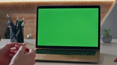 İş kadını videosu şirket ofisindeki laptoptan arıyor. Tanınmayan bayan yöneticinin kroma tuşlu bilgisayarla çevrimiçi konferansı var. Yeşil ekran aygıtı web kamerasıyla konuşan kadın.
