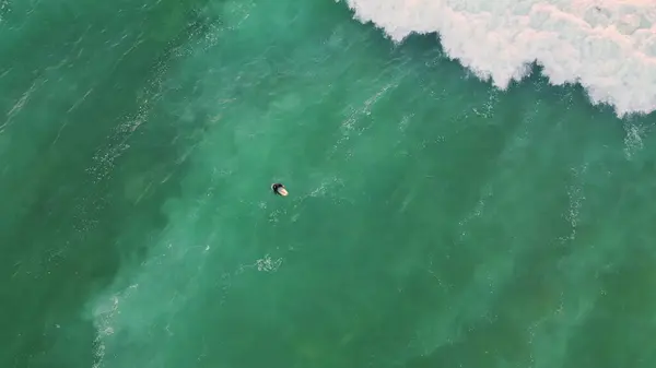 Top Uitzicht Surfer Liggen Turquoise Zeewater Genieten Van Zomer Hobby — Stockfoto